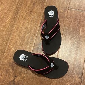 Yellow Box sandals-black/lined in hot pink